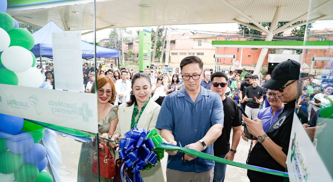 Ribbon cutting at the opening of a JuanMeds Pharmacy branch